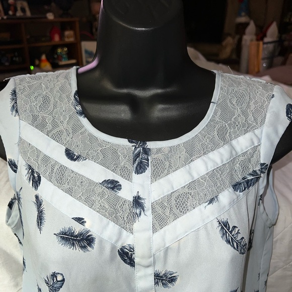 Candies Feather And Lace Tank Top - Picture 2 of 10